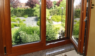 inestre e portafinestra in legno-alluminio, parte legno in mogano Di V8 Serramenti Infissi Porte Brescia inestre e portafinestra in legno-alluminio, parte legno in mogano Di V8 Serramenti Infissi Porte Brescia
