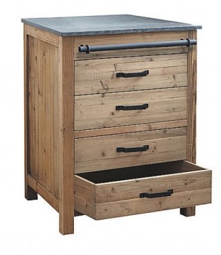 Con quattro cassetti e piano in pietra color antracite, il mobile di servizio basso Pagnol di Maisons du Monde con maniglie in ferro è largo 70 cm. Costa 499 euro.