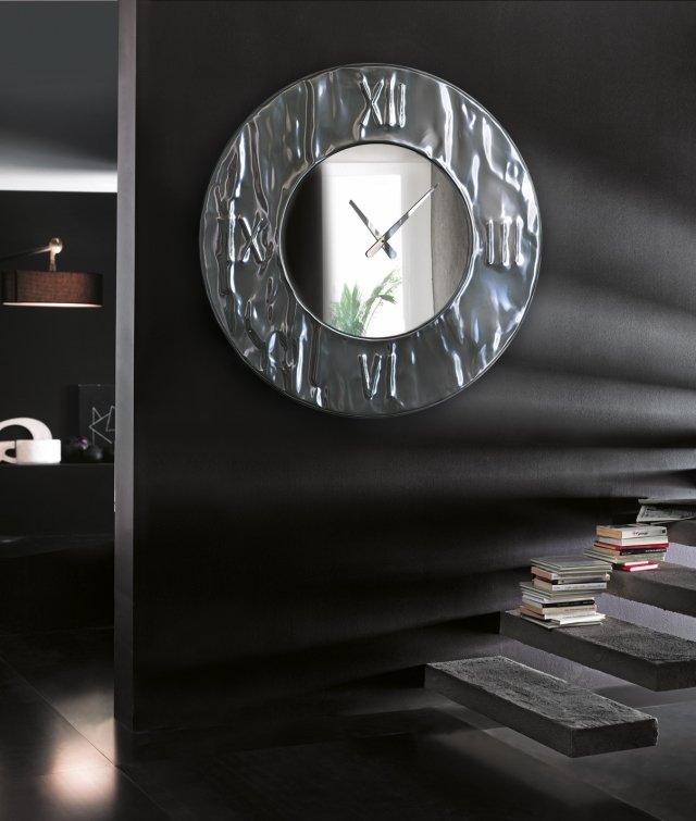 Mito di Riflessi è l'orologio da parete di dimensioni imponenti realizzato da stampo in alluminio effetto martellato; lungo la cornice esterna si intravedono gli indici in numeri romani. Misura Ø 92 cm. Prezzo da 963,80 euro. www.riflessi.it Mito di Riflessi è l'orologio da parete di dimensioni imponenti realizzato da stampo in alluminio effetto martellato; lungo la cornice esterna si intravedono gli indici in numeri romani. Misura Ø 92 cm. Prezzo da 963,80 euro. www.riflessi.it