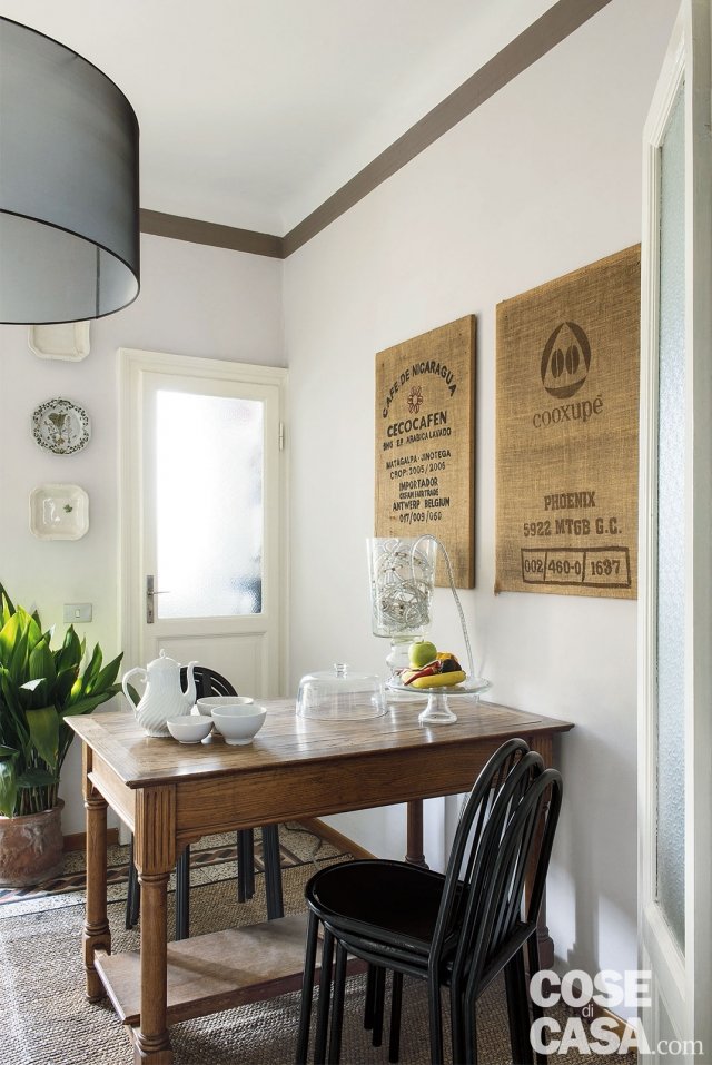 in cucina, tavolo da pranzo, sedie impilate e porta vetrata della dispensa in fondo in cucina, tavolo da pranzo, sedie impilate e porta vetrata della dispensa in fondo