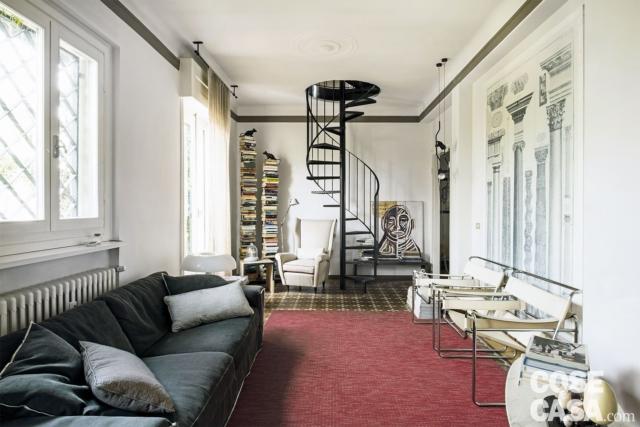 nel sottotetto d'epoca divano e poltrone di design, con scala a chiocciola nel sottotetto d'epoca divano e poltrone di design, con scala a chiocciola