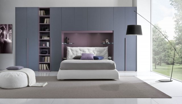 Anche i comodini sono sostituiti
da mensole inserite nella struttura. Sono in vetro retroilluminate con luci a led, leggere e super funzionali.I volumi chiusi e aperti, evidenziati anche dalle diverse cromie, danno ritmo alla composizione,
così come le maniglie verticali di dimensioni maxi.
● Uno di Giessegi in laccato seppia opaco con elemento libreria in laccato quarzo opaco, come la maniglia, misura
L 444 x P 60 x H 262 cm. Costa 4.465 euro, Iva esclusa. Anche i comodini sono sostituiti
da mensole inserite nella struttura. Sono in vetro retroilluminate con luci a led, leggere e super funzionali.I volumi chiusi e aperti, evidenziati anche dalle diverse cromie, danno ritmo alla composizione,
così come le maniglie verticali di dimensioni maxi.
● Uno di Giessegi in laccato seppia opaco con elemento libreria in laccato quarzo opaco, come la maniglia, misura
L 444 x P 60 x H 262 cm. Costa 4.465 euro, Iva esclusa.