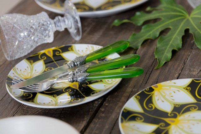 Imperial di Villa d'Este Home Tivoli è il set di posate da 24 pezzi con uno stile neobarocco e l'impugnatura verde trasparente, resistente e antiurto, che le rende particolarmente scenografiche. Prezzo 49 euro per il set. www.villadestehometivoli.it Imperial di Villa d'Este Home Tivoli è il set di posate da 24 pezzi con uno stile neobarocco e l'impugnatura verde trasparente, resistente e antiurto, che le rende particolarmente scenografiche. Prezzo 49 euro per il set. www.villadestehometivoli.it
