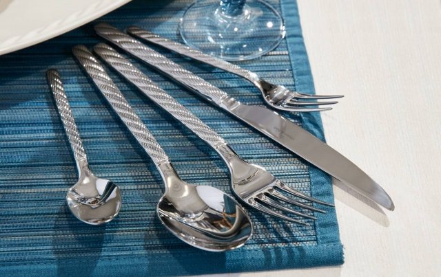 Montauk di Villeroy & Boch è il nuovo set di posate con l'impugnatura completamente decorata da una raffinata lavorazione a rilievo che ricorda quelle del passato. La forchetta prezzo 10,90 euro. www.villeroy-boch.it Montauk di Villeroy & Boch è il nuovo set di posate con l'impugnatura completamente decorata da una raffinata lavorazione a rilievo che ricorda quelle del passato. La forchetta prezzo 10,90 euro. www.villeroy-boch.it
