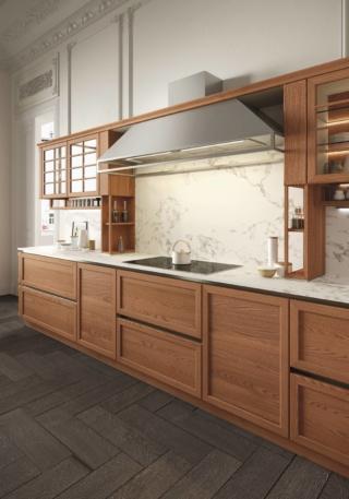 cucina Heritage di Snaidero con ante in legno di olmo Fokos e vetrine con ripiani interni in vetro retroilluminato cucina Heritage di Snaidero con ante in legno di olmo Fokos e vetrine con ripiani interni in vetro retroilluminato