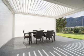 pergola bioclimatica Kedry Prime della gamma Gennius di KE - lamelle orientabili con struttura in alluminio pergola bioclimatica Kedry Prime della gamma Gennius di KE - lamelle orientabili con struttura in alluminio
