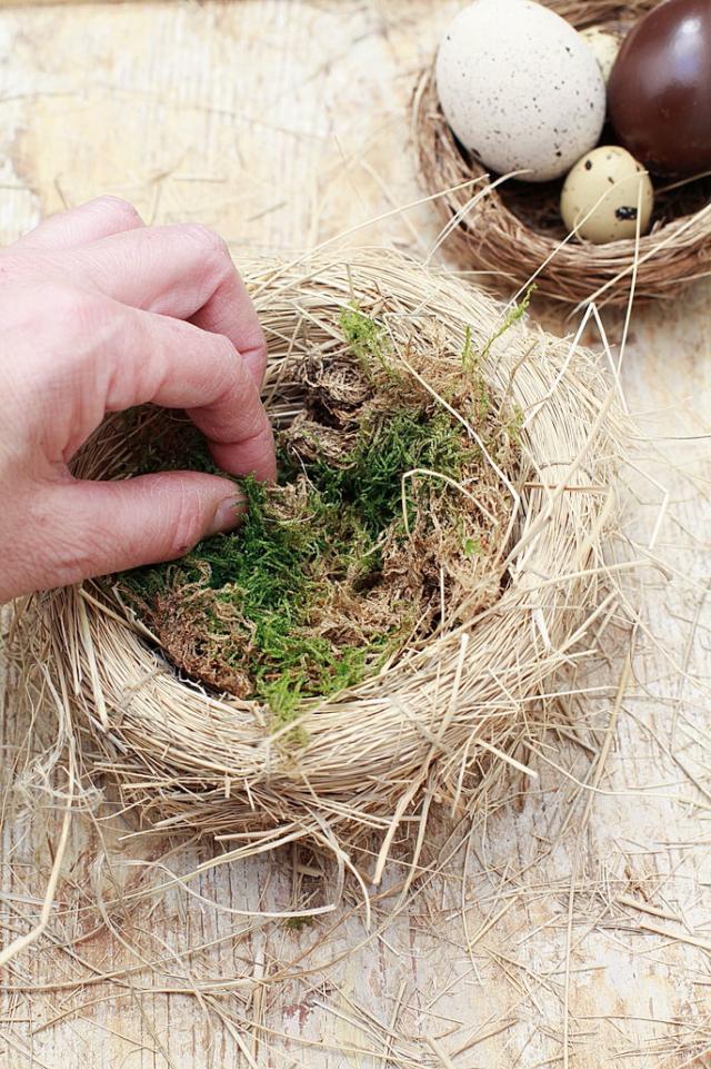3. Una volta che il nido ha preso la forma giusta, preparate un’emulsione di acqua e colla vinilica, togliete le mollette da bucato e spennellate la parte esterna del nido per fissare i fusti liberi e nascondere le tracce di spago. Completate inserendo all’interno un po’ di muschio fresco o secco. 3. Una volta che il nido ha preso la forma giusta, preparate un’emulsione di acqua e colla vinilica, togliete le mollette da bucato e spennellate la parte esterna del nido per fissare i fusti liberi e nascondere le tracce di spago. Completate inserendo all’interno un po’ di muschio fresco o secco.