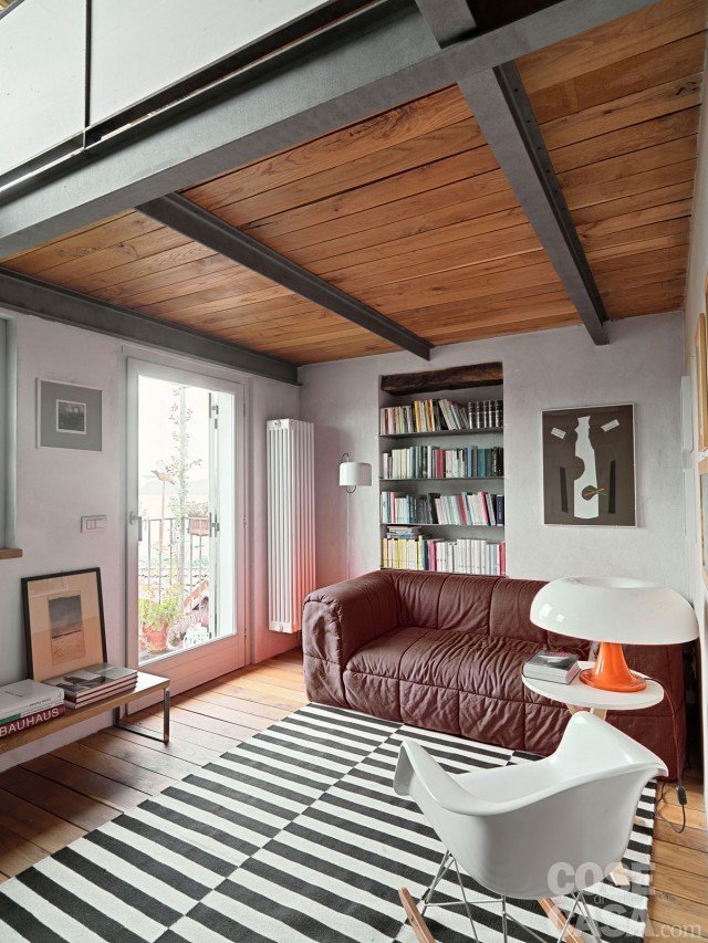 Nella zona giorno le nuove strutture portanti del soffitto, con travi in ferro e assito in legno, diventano un tratto caratterizzante dei diversi ambienti. Anche gli infissi che hanno sostituito quelli originali sono di legno, in questo caso tutti in laccato bianco. Nella zona giorno le nuove strutture portanti del soffitto, con travi in ferro e assito in legno, diventano un tratto caratterizzante dei diversi ambienti. Anche gli infissi che hanno sostituito quelli originali sono di legno, in questo caso tutti in laccato bianco.
