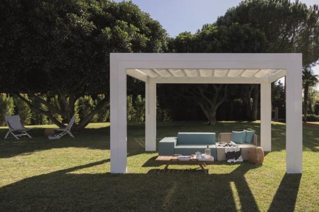 pergola autoportante bioclimatica con struttura in alluminio verniciato bianco Shelter di Unopiù pergola autoportante bioclimatica con struttura in alluminio verniciato bianco Shelter di Unopiù