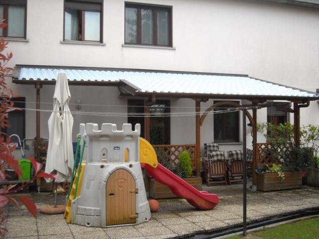 pergola addossata di Onlywood con staffe di fissaggio a muro in legno massello di pino pergola addossata di Onlywood con staffe di fissaggio a muro in legno massello di pino