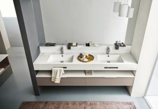 Dress di Arblu è composto da un top scatolato in Pietrablu™ finitura Well con doppia base laccata a cassetti doppio lavandino Dress di Arblu è composto da un top scatolato in Pietrablu™ finitura Well con doppia base laccata a cassetti doppio lavandino