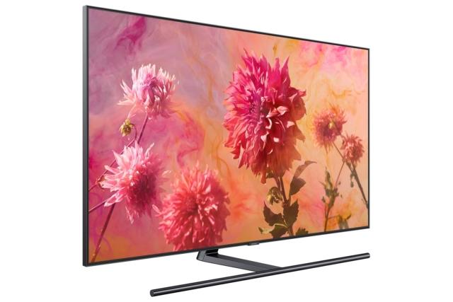 Con un design elegante e funzionalità Smart Display, le nuove TV QLED di Samsung includono Direct Full Array e la modalità Ambient per un livello ancora superiore di qualità dell'immagine, connettività e praticità. Grazie alla tecnologia Direct Full Array (DFA), una struttura di LED controllati con precisione garantisce un contrasto ottimale per tutte le immagini visualizzate sullo schermo. La modalità Ambient inoltre è in grado di offrire un valore aggiunto anche quando non si sta guardando la TV. Rendendo disponibili sullo schermo numerose informazioni come notizie, previsioni meteo e dati sul traffico, la modalità Ambient estende l'uso del televisore, trasformandolo in un hub di informazioni all'interno della casa. La modalità Ambient rileva inoltre il colore o il motivo della parete su cui è montato il televisore ed è in grado di riprodurlo, in modo da creare un elegante schermo apparentemente trasparente. www.samsung.com Con un design elegante e funzionalità Smart Display, le nuove TV QLED di Samsung includono Direct Full Array e la modalità Ambient per un livello ancora superiore di qualità dell'immagine, connettività e praticità. Grazie alla tecnologia Direct Full Array (DFA), una struttura di LED controllati con precisione garantisce un contrasto ottimale per tutte le immagini visualizzate sullo schermo. La modalità Ambient inoltre è in grado di offrire un valore aggiunto anche quando non si sta guardando la TV. Rendendo disponibili sullo schermo numerose informazioni come notizie, previsioni meteo e dati sul traffico, la modalità Ambient estende l'uso del televisore, trasformandolo in un hub di informazioni all'interno della casa. La modalità Ambient rileva inoltre il colore o il motivo della parete su cui è montato il televisore ed è in grado di riprodurlo, in modo da creare un elegante schermo apparentemente trasparente. www.samsung.com