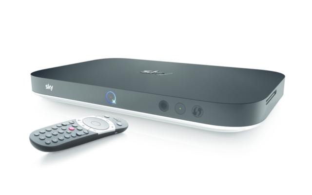 Un’esperienza di visione evoluta e coinvolgente è garantita dalla nuova piattaforma tecnologica Sky Q che trasforma la casa in un ambiente di visione perfettamente integrato su tv e device, senza cavi. Tutti i programmi - lineari, on demand o registrati – sono disponibili con immediatezza e la navigazione diventa semplice e intuitiva, permettendo di trovare con facilità il programma che si preferisce. A breve la piattaforma sarà integrata anche con il 4K HDR, la Sky Soundbox e il Voice Control, che renderanno l’esperienza di visione ancora più coinvolgente e immersiva. Il box principale comunica in modalità wireless con gli altri televisori grazie agli Sky Q Mini e, attraverso l’app Sky Go Q, con tutti i device mobili, tablet o smartphone. La memoria di 2 terabyte consente di registrare fino a 1000 ore di contenuti in HD e fino a 4 programmi contemporaneamente, mentre se ne vede un quinto. Il telecomando permette di sincronizzarsi facilmente con la tv di casa e grazie al bluetooth non deve essere puntato per funzionare. È possibile guardare un programma sulla tv del salotto (magari mentre se ne registra un altro), vederne uno differente sulla tv in camera da letto, un terzo sul tablet e un quarto sullo smartphone, fino a un quinto sul televisore in camera dei bambini. Tutto contemporaneamente, mantenendo le funzioni di registrazione, pausa e accesso alle proprie registrazioni e al catalogo on demand da ciascun punto di visione. Con l’app è possibile portare i contenuti Sky anche fuori casa, una funzionalità, infatti, permette di trasferire sul proprio tablet o smartphone le registrazioni presenti su Sky Q Platinum, mentre grazie al Download & Play è possibile scaricare i programmi on demand per guardarli ovunque, anche senza connessione internet. Un tecnico Sky specializzato installa e attiva Sky Q Platinum e il box Sky Q Mini al prezzo di 199 euro. Per avere accesso alle funzionalità di Sky Q, come la nuova interfaccia, il multiscreen wireless e l’app Sky Go dedicata ai clienti Q, è necessario sottoscrivere il pacchetto Sky Q Plus. Per i clienti Sky da più di 6 anni con servizio HD, il pacchetto ha un canone aggiuntivo in fattura di 4 euro. Per i clienti Sky da meno di 6 anni e per i nuovi clienti, sempre con servizio HD attivo, il pacchetto ha invece un canone aggiuntivo in fattura di 15 euro. Per estendere il servizio in più di due stanze della casa è necessario dotarsi di Sky Q Mini aggiuntivi ad un prezzo unitario di 69 euro. www.sky.it/skyq Un’esperienza di visione evoluta e coinvolgente è garantita dalla nuova piattaforma tecnologica Sky Q che trasforma la casa in un ambiente di visione perfettamente integrato su tv e device, senza cavi. Tutti i programmi - lineari, on demand o registrati – sono disponibili con immediatezza e la navigazione diventa semplice e intuitiva, permettendo di trovare con facilità il programma che si preferisce. A breve la piattaforma sarà integrata anche con il 4K HDR, la Sky Soundbox e il Voice Control, che renderanno l’esperienza di visione ancora più coinvolgente e immersiva. Il box principale comunica in modalità wireless con gli altri televisori grazie agli Sky Q Mini e, attraverso l’app Sky Go Q, con tutti i device mobili, tablet o smartphone. La memoria di 2 terabyte consente di registrare fino a 1000 ore di contenuti in HD e fino a 4 programmi contemporaneamente, mentre se ne vede un quinto. Il telecomando permette di sincronizzarsi facilmente con la tv di casa e grazie al bluetooth non deve essere puntato per funzionare. È possibile guardare un programma sulla tv del salotto (magari mentre se ne registra un altro), vederne uno differente sulla tv in camera da letto, un terzo sul tablet e un quarto sullo smartphone, fino a un quinto sul televisore in camera dei bambini. Tutto contemporaneamente, mantenendo le funzioni di registrazione, pausa e accesso alle proprie registrazioni e al catalogo on demand da ciascun punto di visione. Con l’app è possibile portare i contenuti Sky anche fuori casa, una funzionalità, infatti, permette di trasferire sul proprio tablet o smartphone le registrazioni presenti su Sky Q Platinum, mentre grazie al Download & Play è possibile scaricare i programmi on demand per guardarli ovunque, anche senza connessione internet. Un tecnico Sky specializzato installa e attiva Sky Q Platinum e il box Sky Q Mini al prezzo di 199 euro. Per avere accesso alle funzionalità di Sky Q, come la nuova interfaccia, il multiscreen wireless e l’app Sky Go dedicata ai clienti Q, è necessario sottoscrivere il pacchetto Sky Q Plus. Per i clienti Sky da più di 6 anni con servizio HD, il pacchetto ha un canone aggiuntivo in fattura di 4 euro. Per i clienti Sky da meno di 6 anni e per i nuovi clienti, sempre con servizio HD attivo, il pacchetto ha invece un canone aggiuntivo in fattura di 15 euro. Per estendere il servizio in più di due stanze della casa è necessario dotarsi di Sky Q Mini aggiuntivi ad un prezzo unitario di 69 euro. www.sky.it/skyq