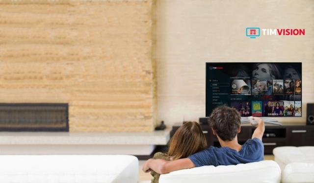 La TV on demand di TIM, TIMVISION, offre anteprime esclusive, serie TV, film, cartoni e intrattenimento senza interruzioni pubblicitarie. Il catalogo viene costantemente aggiornato con contenuti premium, grazie ad accordi presi con importanti major italiane e internazionali e rende disponibile - attraverso le reti di nuova generazione fissa e mobile di TIM - una piattaforma televisiva evoluta e un’offerta d’intrattenimento di qualità. Grazie al TIM BOX, il decoder TIM con sistema operativo Android TV, telecomando bluetooth per la ricerca vocale e memoria con 32 Giga, è possibile vivere l’esperienza di entertainment digitale in modo semplice. La navigazione è veloce e la ricerca dei contenuti agevole, supportata anche dalla modalità vocale. Nella sezione “Scelti per te” è possibile trovare la proposta più adatta, sulla base delle precedenti esperienze. Inoltre con la funzione “Continua a guardare” si può riprendere la visione di un contenuto dal punto in cui si è interrotto. La piattaforma propone contenuti di qualità, anche in esclusiva, con grandi successi cinematografici e una ricca proposta di inediti e serie TV. È disponibile su TV, via ADSL illimitata e fibra con il decoder TIM BOX, su smart TV dove è presente l’applicazione dedicata o da PC, attraverso il web e in mobilità su smartphone e tablet Apple, Android e Windows Phone 8/RT attraverso l’App scaricabile gratuitamente dai principali store. L’Applicazione è inoltre disponibile su tutti i PC e device con Windows 10. Per i clienti TIM con ADSL o FIBRA il servizio è incluso nell’offerta TIM Smart a partire da 29,90 euro (entro il 25 marzo 2018); i clienti possono acquistare il decoder TIM BOX a 2,99 Euro in 48 rate (entro il 25 marzo 2018). Tutti i titoli compresi nell’abbonamento, inserendo le credenziali del proprio account, sono disponibili contemporaneamente anche su altri dispositivi (smart TV compatibili, PC, smartphone e tablet). Nel caso in cui si preferisca l’abbonamento stand alone o per i clienti di altro operatore, il servizio è offerto 4,99 Euro (primo rinnovo gratuito – per attivazioni entro il 31 marzo 2018), senza vincoli di durata, non prevede contributo di attivazione. È possibile sospendere l’abbonamento in qualsiasi momento senza alcuna penale e riattivarlo senza alcun costo aggiuntivo. I clienti TIM, con un’offerta dati attiva, non consumano Giga e possono fruire del servizio fino a esaurimento del bundle dati dell’offerta mobile. Il traffico è incluso se il servizio è utilizzato su rete mobile TIM e su territorio italiano. In roaming il traffico dati associato all’utilizzo del servizio è addebitato in base al profilo tariffario dati. www.timvision.it La TV on demand di TIM, TIMVISION, offre anteprime esclusive, serie TV, film, cartoni e intrattenimento senza interruzioni pubblicitarie. Il catalogo viene costantemente aggiornato con contenuti premium, grazie ad accordi presi con importanti major italiane e internazionali e rende disponibile - attraverso le reti di nuova generazione fissa e mobile di TIM - una piattaforma televisiva evoluta e un’offerta d’intrattenimento di qualità. Grazie al TIM BOX, il decoder TIM con sistema operativo Android TV, telecomando bluetooth per la ricerca vocale e memoria con 32 Giga, è possibile vivere l’esperienza di entertainment digitale in modo semplice. La navigazione è veloce e la ricerca dei contenuti agevole, supportata anche dalla modalità vocale. Nella sezione “Scelti per te” è possibile trovare la proposta più adatta, sulla base delle precedenti esperienze. Inoltre con la funzione “Continua a guardare” si può riprendere la visione di un contenuto dal punto in cui si è interrotto. La piattaforma propone contenuti di qualità, anche in esclusiva, con grandi successi cinematografici e una ricca proposta di inediti e serie TV. È disponibile su TV, via ADSL illimitata e fibra con il decoder TIM BOX, su smart TV dove è presente l’applicazione dedicata o da PC, attraverso il web e in mobilità su smartphone e tablet Apple, Android e Windows Phone 8/RT attraverso l’App scaricabile gratuitamente dai principali store. L’Applicazione è inoltre disponibile su tutti i PC e device con Windows 10. Per i clienti TIM con ADSL o FIBRA il servizio è incluso nell’offerta TIM Smart a partire da 29,90 euro (entro il 25 marzo 2018); i clienti possono acquistare il decoder TIM BOX a 2,99 Euro in 48 rate (entro il 25 marzo 2018). Tutti i titoli compresi nell’abbonamento, inserendo le credenziali del proprio account, sono disponibili contemporaneamente anche su altri dispositivi (smart TV compatibili, PC, smartphone e tablet). Nel caso in cui si preferisca l’abbonamento stand alone o per i clienti di altro operatore, il servizio è offerto 4,99 Euro (primo rinnovo gratuito – per attivazioni entro il 31 marzo 2018), senza vincoli di durata, non prevede contributo di attivazione. È possibile sospendere l’abbonamento in qualsiasi momento senza alcuna penale e riattivarlo senza alcun costo aggiuntivo. I clienti TIM, con un’offerta dati attiva, non consumano Giga e possono fruire del servizio fino a esaurimento del bundle dati dell’offerta mobile. Il traffico è incluso se il servizio è utilizzato su rete mobile TIM e su territorio italiano. In roaming il traffico dati associato all’utilizzo del servizio è addebitato in base al profilo tariffario dati. www.timvision.it