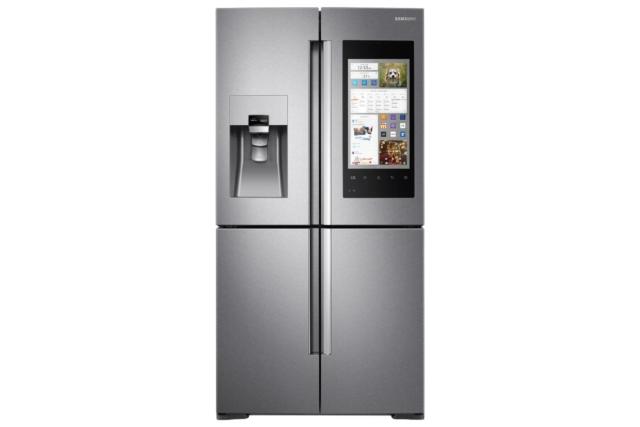 ● Con Family Hub
di Samsung
(www.samsung.com) è sempre possibile controllare il contenuto del frigo anche da smartphone e fare la spesa online utilizzando lo schermo touch. In classe A+, con capacità netta di 550 litri, costa 3.499 euro. Misura L 90,8 x P 73,3 x H 182,5 cm. ● Con Family Hub
di Samsung
(www.samsung.com) è sempre possibile controllare il contenuto del frigo anche da smartphone e fare la spesa online utilizzando lo schermo touch. In classe A+, con capacità netta di 550 litri, costa 3.499 euro. Misura L 90,8 x P 73,3 x H 182,5 cm.