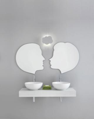 Lui & Lei di Stilhaus: angolo lavabo per due con piano in legno idrorepellente bianco da 120 cm, doppio catino in ceramica da Ø 40 cm, coppia di specchi e applique Lui & Lei di Stilhaus: angolo lavabo per due con piano in legno idrorepellente bianco da 120 cm, doppio catino in ceramica da Ø 40 cm, coppia di specchi e applique