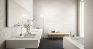 Bagno con rivestimenti e pavimento della Collezione Essenziale di Marazzi Bagno con rivestimenti e pavimento della Collezione Essenziale di Marazzi