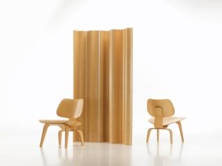Folding Screen design Charles & Ray Eames 1946 di Vitra. 72 anni e non sentirli! Paravento scultura in multistrato curvato, finitura frassino naturale, al prossimo Salone del Mobile verrà presentato in una nuova finitura. Misura da 135/185 x H 172 cm. Prezzo 3.800 euro. www.vitra.com Folding Screen design Charles & Ray Eames 1946 di Vitra. 72 anni e non sentirli! Paravento scultura in multistrato curvato, finitura frassino naturale, al prossimo Salone del Mobile verrà presentato in una nuova finitura. Misura da 135/185 x H 172 cm. Prezzo 3.800 euro. www.vitra.com