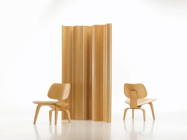 Folding Screen design Charles & Ray Eames 1946 di Vitra. 72 anni e non sentirli! Paravento scultura in multistrato curvato, finitura frassino naturale, al prossimo Salone del Mobile verrà presentato in una nuova finitura. Misura da 135/185 x H 172 cm. Prezzo 3.800 euro. www.vitra.com Folding Screen design Charles & Ray Eames 1946 di Vitra. 72 anni e non sentirli! Paravento scultura in multistrato curvato, finitura frassino naturale, al prossimo Salone del Mobile verrà presentato in una nuova finitura. Misura da 135/185 x H 172 cm. Prezzo 3.800 euro. www.vitra.com