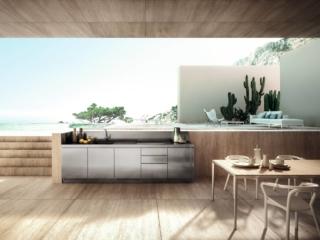 Di Abimis è la nuova cucina per esterni realizzata in acciaio Inox AISI 316, la pregiata superlega resistente all'acqua, agli sbalzi termici e agli agenti atmosferici inclusi salsedine e cloro; inoltre è igienica e facile da pulire. É personalizzabile in ogni dettaglio: dalla composizione agli accessori passando per le finiture. www.abimis.com
