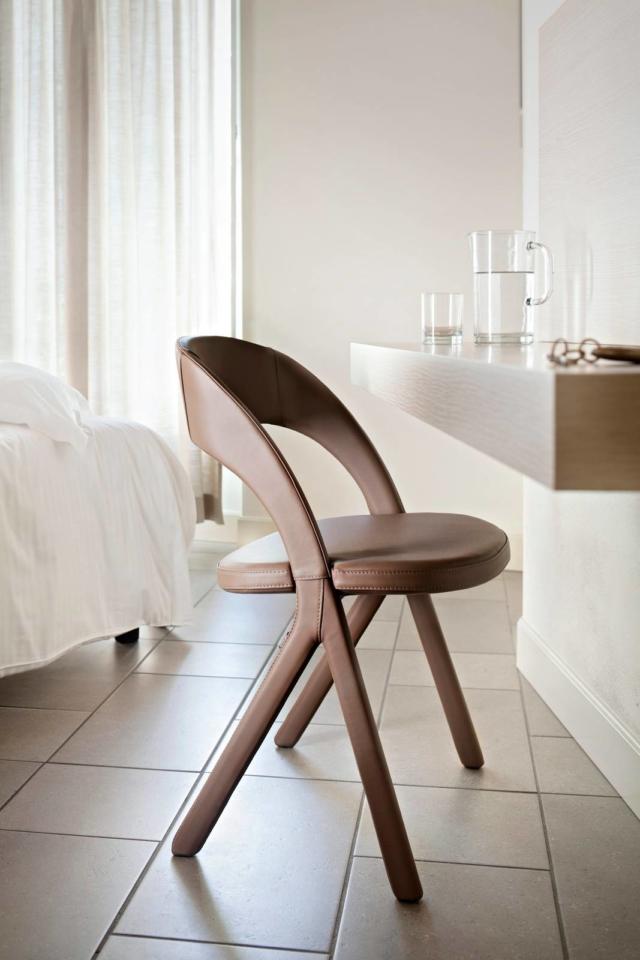 Gesto di Alma Design, design Mario Mazzer, è la sedia con una forma leggera e raffinata interamente realizzata in poliuretano espanso stampato a freddo che la rende resistente e robusta: la struttura interna è in acciaio. Lo schienale avvolgente garantisce il massimo comfort; è disponibile in tante versioni diverse, rivestita sia in tessuto sia in pelle. www.alma-design.it Gesto di Alma Design, design Mario Mazzer, è la sedia con una forma leggera e raffinata interamente realizzata in poliuretano espanso stampato a freddo che la rende resistente e robusta: la struttura interna è in acciaio. Lo schienale avvolgente garantisce il massimo comfort; è disponibile in tante versioni diverse, rivestita sia in tessuto sia in pelle. www.alma-design.it