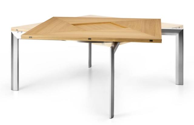 Square 2 Square di BBB Italia, design Lidor Gilad-Yotam Shabtai, è il tavolo che si allunga tramite rotazione del piano in legno e successiva apertura dei lati. Ha una forma compatta che permette di inserirlo con facilità in qualsiasi ambiente. La base dalle gambe design è realizzata in alluminio. È disponibile in due formati. Misura L 103/140 x P 103/140 x H 73 cm e L 140 /191 x P 140 / 191 x H 73 cm. www.bbbitalia.it Square 2 Square di BBB Italia, design Lidor Gilad-Yotam Shabtai, è il tavolo che si allunga tramite rotazione del piano in legno e successiva apertura dei lati. Ha una forma compatta che permette di inserirlo con facilità in qualsiasi ambiente. La base dalle gambe design è realizzata in alluminio. È disponibile in due formati. Misura L 103/140 x P 103/140 x H 73 cm e L 140 /191 x P 140 / 191 x H 73 cm. www.bbbitalia.it
