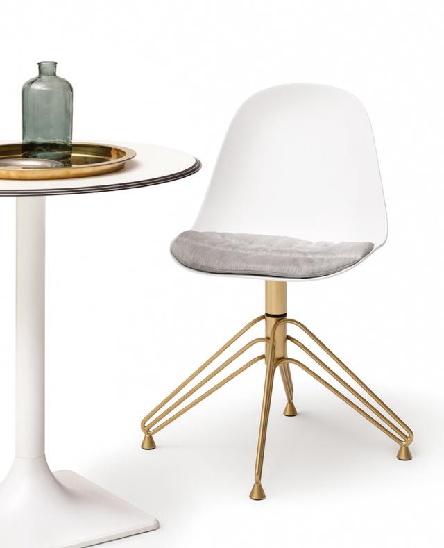 Mood di Bontempi Casa, design Archirivolto, è la sedia girevole con la scocca realizzata in polipropilene, disponibile con o senza braccioli, sostenuta dalla struttura in acciaio laccato oro. É disponibile anche un cuscino opzionale grigio melange. Misura L 47 x P 57 x H 82 cm. www.bontempi.it Mood di Bontempi Casa, design Archirivolto, è la sedia girevole con la scocca realizzata in polipropilene, disponibile con o senza braccioli, sostenuta dalla struttura in acciaio laccato oro. É disponibile anche un cuscino opzionale grigio melange. Misura L 47 x P 57 x H 82 cm. www.bontempi.it