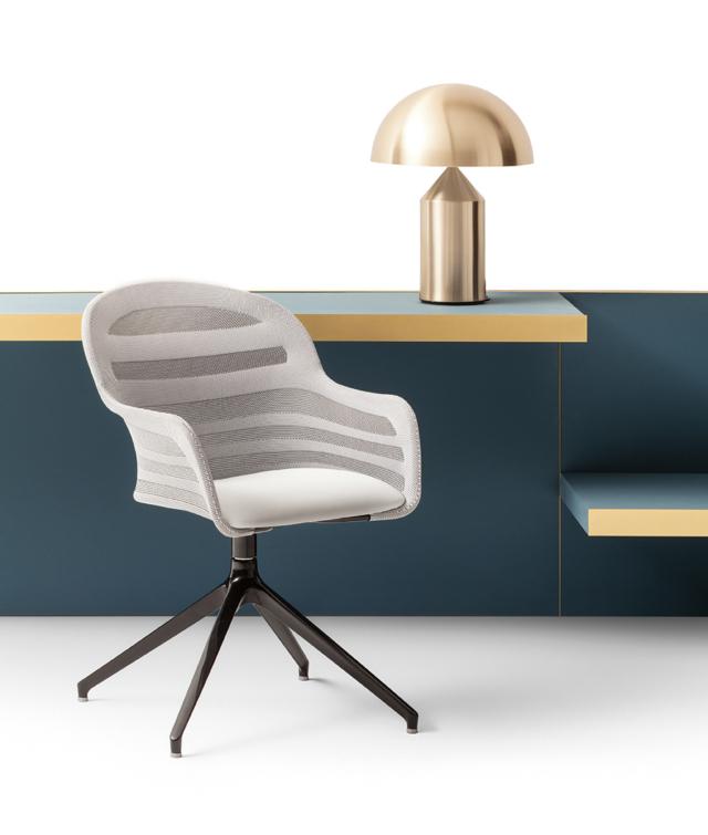 Suri di Bontempi Casa, design Archirivolto, è la sedia girevole caratterizzata dallo schienale in tessuto elastico a rete lavorato che la rende ergonomica. La seduta è imbottita e rivestita in tessuto elastico a rete coordinato, inoltre è presente un cuscino in pelle ecologica grigio chiaro. La struttura è in alluminio laccato nero profondo lucido. Misura L 56 x P 59 x H 88 cm. www.bontempi.it Suri di Bontempi Casa, design Archirivolto, è la sedia girevole caratterizzata dallo schienale in tessuto elastico a rete lavorato che la rende ergonomica. La seduta è imbottita e rivestita in tessuto elastico a rete coordinato, inoltre è presente un cuscino in pelle ecologica grigio chiaro. La struttura è in alluminio laccato nero profondo lucido. Misura L 56 x P 59 x H 88 cm. www.bontempi.it