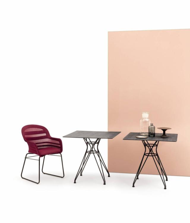 Vincent di Bontempi Casa, design Archirivolto, è il tavolo essenziale con la struttura in acciaio laccato nero opaco e il piano in stratificato rovere grigio con il bordo marrone, disponibile nelle versioni tondo o quadrato. Può essere usato singolo o in gruppo. Misura L 79 x P 79 x H 74,5 cm. www.bontempi.it Vincent di Bontempi Casa, design Archirivolto, è il tavolo essenziale con la struttura in acciaio laccato nero opaco e il piano in stratificato rovere grigio con il bordo marrone, disponibile nelle versioni tondo o quadrato. Può essere usato singolo o in gruppo. Misura L 79 x P 79 x H 74,5 cm. www.bontempi.it