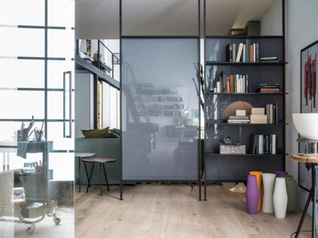 Freedhome di Caccaro è il nuovo sistema di contenimento che permette di trasformare le pareti in elementi da personalizzare per sfruttare al massimo il potenziale inespresso, a seconda delle diverse necessità. Come in questo caso in cui la parete divisoria è anche libreria. www.caccaro.com Freedhome di Caccaro è il nuovo sistema di contenimento che permette di trasformare le pareti in elementi da personalizzare per sfruttare al massimo il potenziale inespresso, a seconda delle diverse necessità. Come in questo caso in cui la parete divisoria è anche libreria. www.caccaro.com