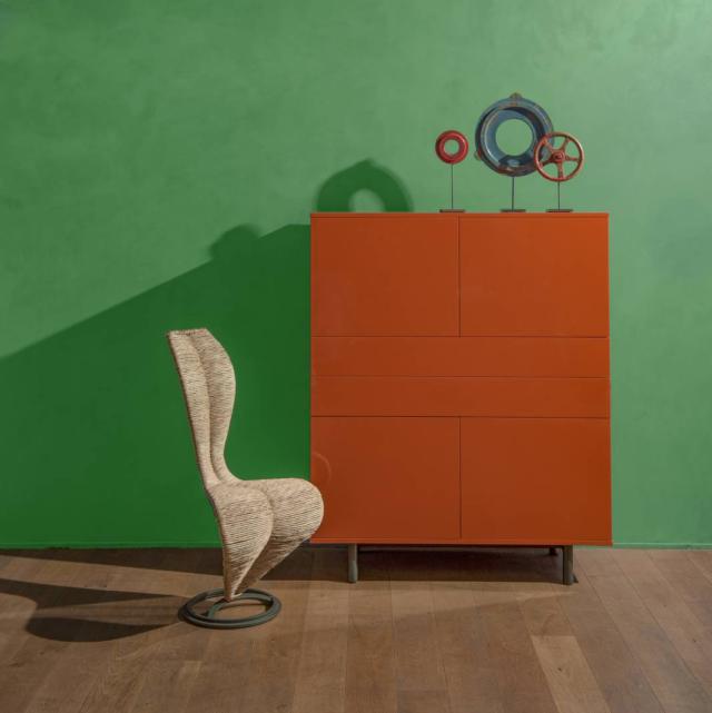Easy di Cappellini, design Studio Cappellini, è la madia per la zona living che è un pezzo „classico“, dal fascino intramontabile. É disponibile in oltre venti composizioni che accstano laccati lucidi e opachi. www.cappellini.it Easy di Cappellini, design Studio Cappellini, è la madia per la zona living che è un pezzo „classico“, dal fascino intramontabile. É disponibile in oltre venti composizioni che accstano laccati lucidi e opachi. www.cappellini.it