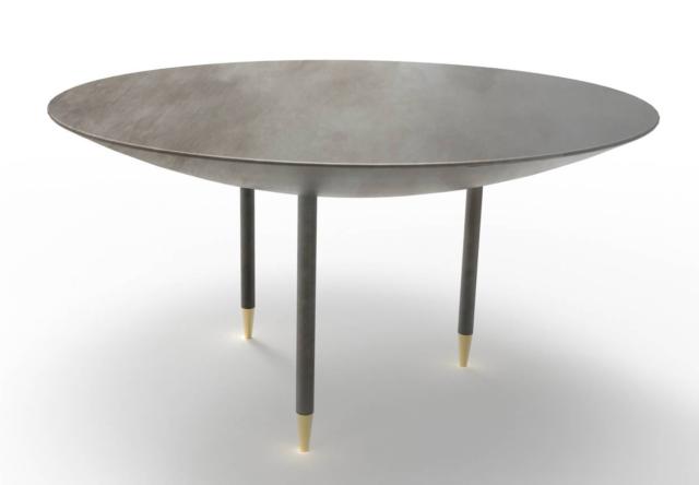 Roma di De Castelli, design Minelli Fossati, è il tavolo rotondo che reinterpreta la forma del braciere e sembra una scultura: il piano è formato da un unico pezzo in ferro di grande spessore sorretto da tre gambe sottili che terminano con dei piedini in ottone. Misura ø 160 x H 76 cm. www.decastelli.it Roma di De Castelli, design Minelli Fossati, è il tavolo rotondo che reinterpreta la forma del braciere e sembra una scultura: il piano è formato da un unico pezzo in ferro di grande spessore sorretto da tre gambe sottili che terminano con dei piedini in ottone. Misura ø 160 x H 76 cm. www.decastelli.it