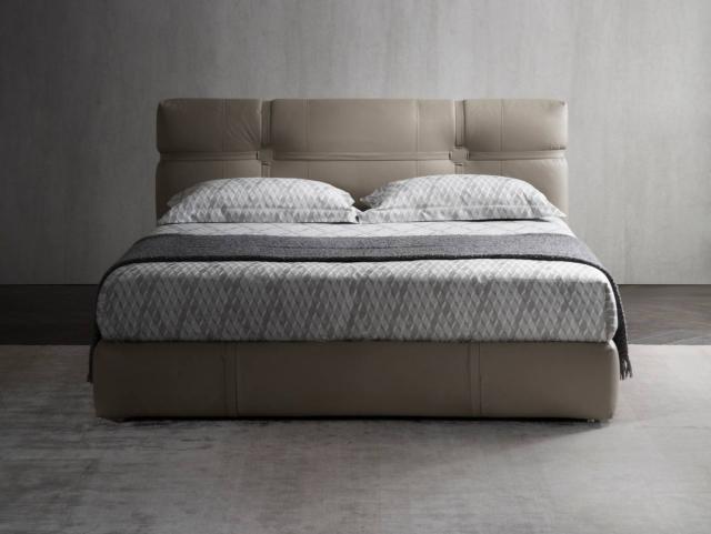 New Bond di Flou, design Matteo Nunziati, è il letto sartoriale che ha uno stile contemporaneo. Le „cinture“ verticali e orizzontali, che si uniscono in due punti in asole abilmente cucite a mano, decorano la testata imbottita. Il rivestimento completamente sfoderabile è disponibile in tessuto o in pelle, mentre le cinture sono realizzate esclusivamente in pelle in un colore in contrasto o ton sur ton. www.flou.it New Bond di Flou, design Matteo Nunziati, è il letto sartoriale che ha uno stile contemporaneo. Le „cinture“ verticali e orizzontali, che si uniscono in due punti in asole abilmente cucite a mano, decorano la testata imbottita. Il rivestimento completamente sfoderabile è disponibile in tessuto o in pelle, mentre le cinture sono realizzate esclusivamente in pelle in un colore in contrasto o ton sur ton. www.flou.it