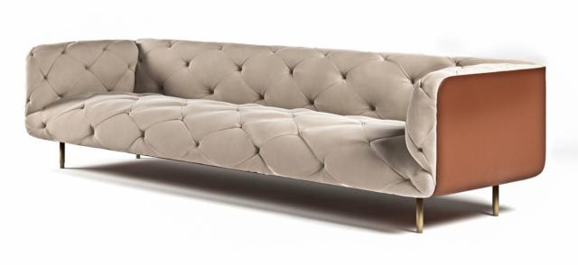 Overseas sofa della linea Glamour Collection di Formitalia Luxury Group, design Dainelli Studio, è il divano dall'aspetto morbido e accogliente impreziosito dai materiali pregiati e dai dettagli ricercati come i piedini in metallo nella finitura oro champagne satinato e la struttura esterna rivestita in pelle. L'imbottitura interna è decorata da particolari cuciture capittonné. Misura L 257 x P 89 x H 71 cm. www.formitalia.it Overseas sofa della linea Glamour Collection di Formitalia Luxury Group, design Dainelli Studio, è il divano dall'aspetto morbido e accogliente impreziosito dai materiali pregiati e dai dettagli ricercati come i piedini in metallo nella finitura oro champagne satinato e la struttura esterna rivestita in pelle. L'imbottitura interna è decorata da particolari cuciture capittonné. Misura L 257 x P 89 x H 71 cm. www.formitalia.it