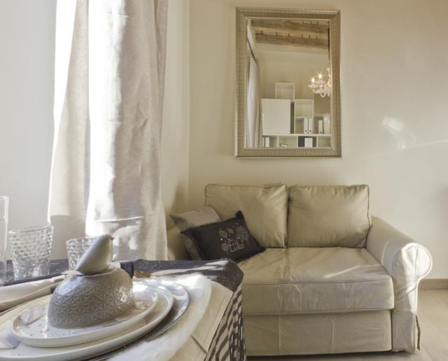 (foto3) Lo specchio con cornice importante appeso dietro al divano amplia le prospettive e potenzia la luminosità del monolocale, che si distingue per gli arredi dal disegno minimale ed elegante, seppure pratici e funzionali. Come il divano a due posti con rivestimento in tinta naturale, che asseconda la ricercatezza e la cura dei dettagli del progetto con il suo tratto decisamente tessile. E la consolle a ribalta si trasforma all’occorrenza in tavolo da pranzo o da lavoro, assecondando la flessibilità funzionale dell’intera casa. (foto3) Lo specchio con cornice importante appeso dietro al divano amplia le prospettive e potenzia la luminosità del monolocale, che si distingue per gli arredi dal disegno minimale ed elegante, seppure pratici e funzionali. Come il divano a due posti con rivestimento in tinta naturale, che asseconda la ricercatezza e la cura dei dettagli del progetto con il suo tratto decisamente tessile. E la consolle a ribalta si trasforma all’occorrenza in tavolo da pranzo o da lavoro, assecondando la flessibilità funzionale dell’intera casa.