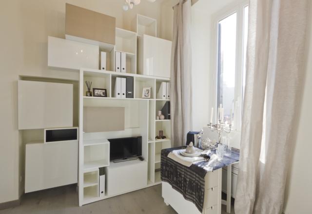 (foto4) Tutti gli arredi, sia su misura sia di produzione, sono selezionati per la capacità di adattarsi a diverse situazioni e a molteplici utilizzi. Così è anche la parete-libreria, costruita come una piccola architettura per accostamento di volumi sia pieni sia chiusi, di differenti dimensioni per organizzare oggetti e accessori, oltre che libri ed eventualmente stoviglie. La nicchia preesistente in cui è stata parzialmente inserita rende il tutto più leggero, lasciando ulteriore superficie libera al pavimento di parquet. (foto4) Tutti gli arredi, sia su misura sia di produzione, sono selezionati per la capacità di adattarsi a diverse situazioni e a molteplici utilizzi. Così è anche la parete-libreria, costruita come una piccola architettura per accostamento di volumi sia pieni sia chiusi, di differenti dimensioni per organizzare oggetti e accessori, oltre che libri ed eventualmente stoviglie. La nicchia preesistente in cui è stata parzialmente inserita rende il tutto più leggero, lasciando ulteriore superficie libera al pavimento di parquet.