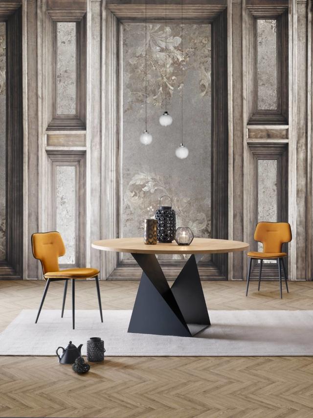 Cube di Natisa, design Ufficio Natisa, è il tavolo che ha una base imponente e originale, scultorea, formata da un pezzo di lamiera sapientemente piegato, che lo trasforma in un pezzo di design unico. Il piano rotondo è disponibile nelle versioni impiallacciato rovere nodato, rovere moro o frassino tabacco. Misura Ø 140 x H 75 cm. www.natisa.it Cube di Natisa, design Ufficio Natisa, è il tavolo che ha una base imponente e originale, scultorea, formata da un pezzo di lamiera sapientemente piegato, che lo trasforma in un pezzo di design unico. Il piano rotondo è disponibile nelle versioni impiallacciato rovere nodato, rovere moro o frassino tabacco. Misura Ø 140 x H 75 cm. www.natisa.it
