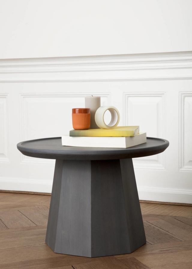 Pine di Normann Copenhagen, design Simon Legald, è il tavolino dal design nordico interamente realizzato in legno di pino massiccio nella finitura grigio con una verniciatura opaca protettiva. La forma scultorea, la base ottagonale, il piano arrotondato e le venature vivaci gli danno un aspetto piacevolmente organico. Misura Ø 45 x H 40,5 cm e Ø 64 x H 44,5 cm. www.normann-copenhagen.com Pine di Normann Copenhagen, design Simon Legald, è il tavolino dal design nordico interamente realizzato in legno di pino massiccio nella finitura grigio con una verniciatura opaca protettiva. La forma scultorea, la base ottagonale, il piano arrotondato e le venature vivaci gli danno un aspetto piacevolmente organico. Misura Ø 45 x H 40,5 cm e Ø 64 x H 44,5 cm. www.normann-copenhagen.com