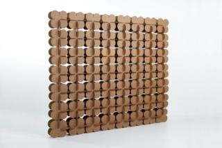 Parete divisoria Fiorello di Kubedesign. Modulare realizzata con elementi ad incastro in cartone naturale. Molto semplice da assemblare è venduto in kit per 2 MQ. Anche in versione Quadrello, misura 100x 32x H 200, prezzo 114,68 euro. www.kubedesign.com Parete divisoria Fiorello di Kubedesign. Modulare realizzata con elementi ad incastro in cartone naturale. Molto semplice da assemblare è venduto in kit per 2 MQ. Anche in versione Quadrello, misura 100x 32x H 200, prezzo 114,68 euro. www.kubedesign.com