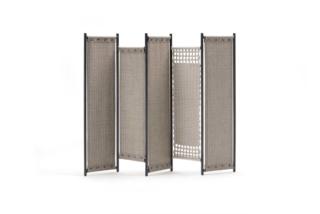 Paravento Ceiba Screen di Living Divani, design Luis Arrivillaga. 5 cornici a passo fisso, in due altezze (165 e150 cm) con apertura a cerniera, in frassino (color naturale o tinto carbone). I pannelli tessili sono disponibili in 100% lino bianco con orlo ajour e bottoni decorativi o con intreccio/pizzo realizzato a tombolo. Prezzo a partire da 2.761 euro. www.livingdivani.it Paravento Ceiba Screen di Living Divani, design Luis Arrivillaga. 5 cornici a passo fisso, in due altezze (165 e150 cm) con apertura a cerniera, in frassino (color naturale o tinto carbone). I pannelli tessili sono disponibili in 100% lino bianco con orlo ajour e bottoni decorativi o con intreccio/pizzo realizzato a tombolo. Prezzo a partire da 2.761 euro. www.livingdivani.it