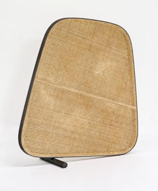 Paravento Ischia, design Pearson Lloyd di Tacchini. Sembra una vela, ha la struttura in frassino naturale o tinto grigio e paglia di Vienna. Misura 140x 50 x H 142. Prezzo 2.152 Euro. www.tacchini.it Paravento Ischia, design Pearson Lloyd di Tacchini. Sembra una vela, ha la struttura in frassino naturale o tinto grigio e paglia di Vienna. Misura 140x 50 x H 142. Prezzo 2.152 Euro. www.tacchini.it