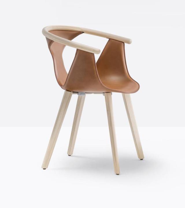 Fox di Pedrali, design Patrick Norguet, è la seduta che ha la scocca sottile e sagomata, realizzata in polipropilene rinforzato con fibra di vetro e rivestita in cuoio, incassata in un profilo di frassino curvato e arrotondato. Le gambe sono in frassino a sezione variabile o in tubo di acciaio. www.pedrali.it Fox di Pedrali, design Patrick Norguet, è la seduta che ha la scocca sottile e sagomata, realizzata in polipropilene rinforzato con fibra di vetro e rivestita in cuoio, incassata in un profilo di frassino curvato e arrotondato. Le gambe sono in frassino a sezione variabile o in tubo di acciaio. www.pedrali.it