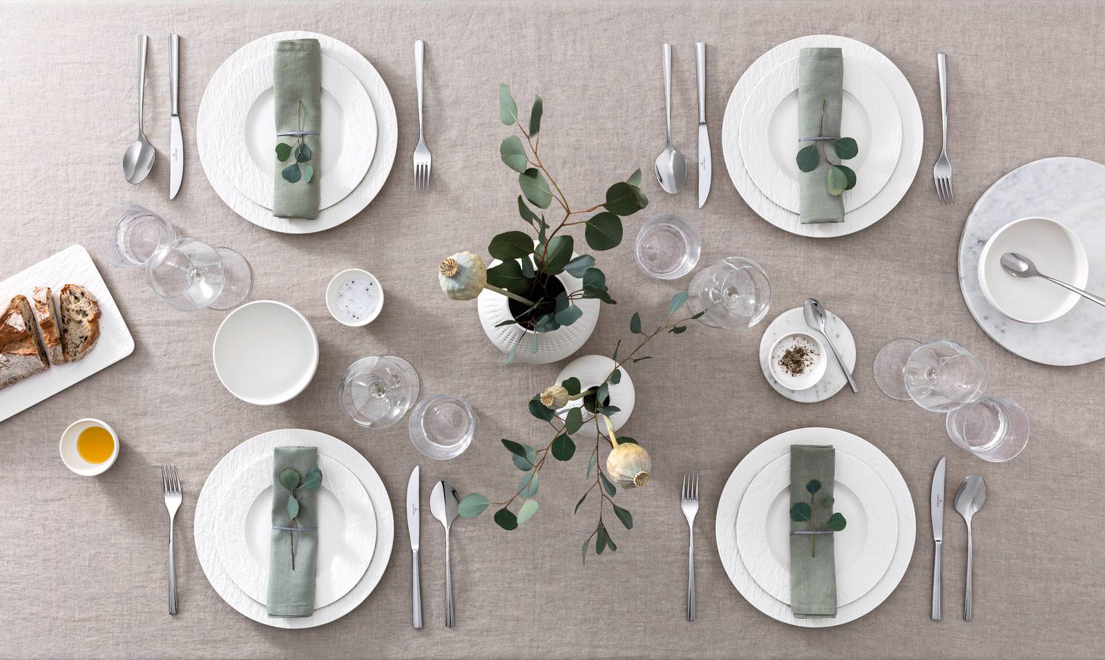 Un impatto grafico e raffinato per la tavola apparecchiata con i piatti Manufacture Rock Blanc di Villeroy & Boch, realizzati in porcellana Premium bianco candido con il bordo decorato da un motivo a rilievo tono su tono, che spiccano sulla tovaglia grigia. Il piatto piano misura Ø 27,1 cm, il piatto da pasta misura Ø 28 cm. Prezzo 109,60 euro (per il set da 4 pezzi). www.villeroy-boch.it Un impatto grafico e raffinato per la tavola apparecchiata con i piatti Manufacture Rock Blanc di Villeroy & Boch, realizzati in porcellana Premium bianco candido con il bordo decorato da un motivo a rilievo tono su tono, che spiccano sulla tovaglia grigia. Il piatto piano misura Ø 27,1 cm, il piatto da pasta misura Ø 28 cm. Prezzo 109,60 euro (per il set da 4 pezzi). www.villeroy-boch.it