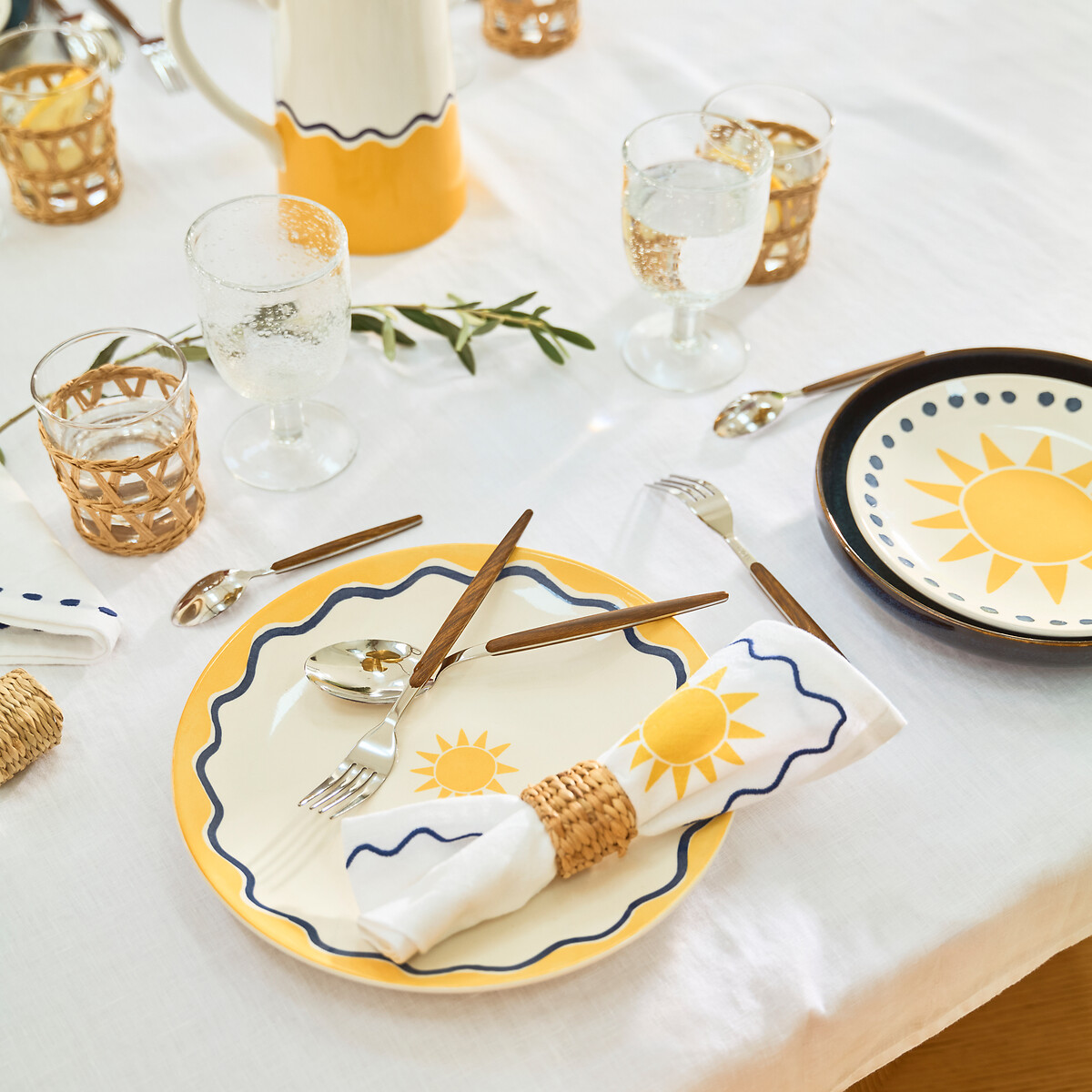 I piatti Olympe di La Redoute Interieurs sono allegri e raffinati nello stesso tempo: sono decorati da grafiche naif e colorate ispirate al sole del Mediterraneo nei toni del giallo e del blu. Sono realizzati in ceramica e sono compatibili con la lavastoviglie e il microonde. Il piatto piano misura Ø 26,7 cm. Prezzo 29,99 euro (per il set da 4 pezzi). www.laredoute.it I piatti Olympe di La Redoute Interieurs sono allegri e raffinati nello stesso tempo: sono decorati da grafiche naif e colorate ispirate al sole del Mediterraneo nei toni del giallo e del blu. Sono realizzati in ceramica e sono compatibili con la lavastoviglie e il microonde. Il piatto piano misura Ø 26,7 cm. Prezzo 29,99 euro (per il set da 4 pezzi). www.laredoute.it