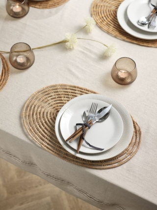 Tinte tenui per la mise en place essenziale apparecchiata con i piatti Steffen di Jysk in gres porcellanato bianco con il bordo decorato da sottili striature beige. Il piatto piano misura Ø 27 cm. Prezzo 6,50 euro. La tovaglietta all'americana ovale Strandglim in fibra di palma è posizionata sulla tovaglia in lino e fungono da segna posto. Misurano L 43 x P 30 cm. Prezzo 4,50 euro. Le posate sono legate con un nastrino e posizionate direttamente sul piatto. www.jysk.it Tinte tenui per la mise en place essenziale apparecchiata con i piatti Steffen di Jysk in gres porcellanato bianco con il bordo decorato da sottili striature beige. Il piatto piano misura Ø 27 cm. Prezzo 6,50 euro. La tovaglietta all'americana ovale Strandglim in fibra di palma è posizionata sulla tovaglia in lino e fungono da segna posto. Misurano L 43 x P 30 cm. Prezzo 4,50 euro. Le posate sono legate con un nastrino e posizionate direttamente sul piatto. www.jysk.it
