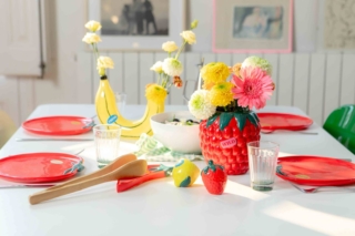 Ironici e coloratissimi i piatti in ceramica rossa della collezione Farmer's Market di DOIY a forma di pomodoro: abbinati ad una tovaglia candida e al vaso a forma di fragola danno vita ad una tavola non convenzionale. Sono lavabili in lavastoviglie e adatti al microonde. Misurano Ø 24 cm. Prezzo 19,95 euro cad. www.doiydesign.com Ironici e coloratissimi i piatti in ceramica rossa della collezione Farmer's Market di DOIY a forma di pomodoro: abbinati ad una tovaglia candida e al vaso a forma di fragola danno vita ad una tavola non convenzionale. Sono lavabili in lavastoviglie e adatti al microonde. Misurano Ø 24 cm. Prezzo 19,95 euro cad. www.doiydesign.com