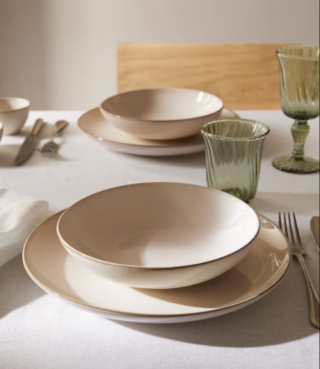 Una raffinata colorazione cipria per i piatti in gres porcellanato di Mango Home che hanno un sottile bordino in contrasto e un aspetto piacevolmente invecchaito Stanno bene abbinati ai bicchieri in vetro verde oliva e alla tovaglia in lino chiaro per un'apparecchiatura fresca e senza tempo. Il piatto piano misura Ø 20 cm. Prezzo 8,99 euro. www.mango.com Una raffinata colorazione cipria per i piatti in gres porcellanato di Mango Home che hanno un sottile bordino in contrasto e un aspetto piacevolmente invecchaito Stanno bene abbinati ai bicchieri in vetro verde oliva e alla tovaglia in lino chiaro per un'apparecchiatura fresca e senza tempo. Il piatto piano misura Ø 20 cm. Prezzo 8,99 euro. www.mango.com