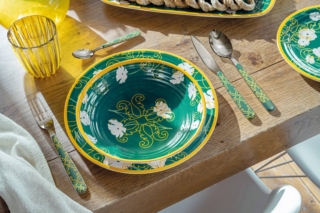 Il posto tavola Fusion di Fratelli Guzzini è composto dai piatti e dalle posate coordinati nel decoro floreale e nella colorazione verde intenso. I piatti sono realizzati in melamina che li rende resistenti agli urti, ai graffi e agli shock termici; inoltre, sono lavabili in lavastoviglie e possono essere usati sia per apparecchiature formali sia all'aperto. Il piatto piano misura Ø 27,5 cm. Prezzo 8,90 euro.  www.guzzini.com Il posto tavola Fusion di Fratelli Guzzini è composto dai piatti e dalle posate coordinati nel decoro floreale e nella colorazione verde intenso. I piatti sono realizzati in melamina che li rende resistenti agli urti, ai graffi e agli shock termici; inoltre, sono lavabili in lavastoviglie e possono essere usati sia per apparecchiature formali sia all'aperto. Il piatto piano misura Ø 27,5 cm. Prezzo 8,90 euro.  www.guzzini.com