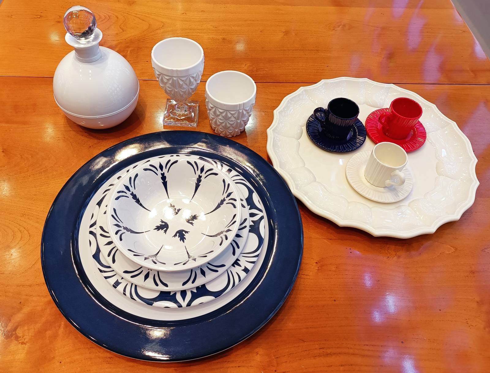 Scenografico ed elegante il posto tavolo di Mario Luca Giusti che è composto dai piatti in melamina Tessa Blu caratterizzati da un decoro blu scuro in contrasto sullo sfondo bianco. Il piatto piano misura Ø 27 cm. Prezzo 34 euro. Si completa con i bicchieri Stella in acrilico bianco, prezzo da 24 euro. La caraffa con tappo Orsetta in acrilico bianco misura Ø 15,5 x H 23,5 cm e costa 90 euro. www.mariolucagiusti.it Scenografico ed elegante il posto tavolo di Mario Luca Giusti che è composto dai piatti in melamina Tessa Blu caratterizzati da un decoro blu scuro in contrasto sullo sfondo bianco. Il piatto piano misura Ø 27 cm. Prezzo 34 euro. Si completa con i bicchieri Stella in acrilico bianco, prezzo da 24 euro. La caraffa con tappo Orsetta in acrilico bianco misura Ø 15,5 x H 23,5 cm e costa 90 euro. www.mariolucagiusti.it