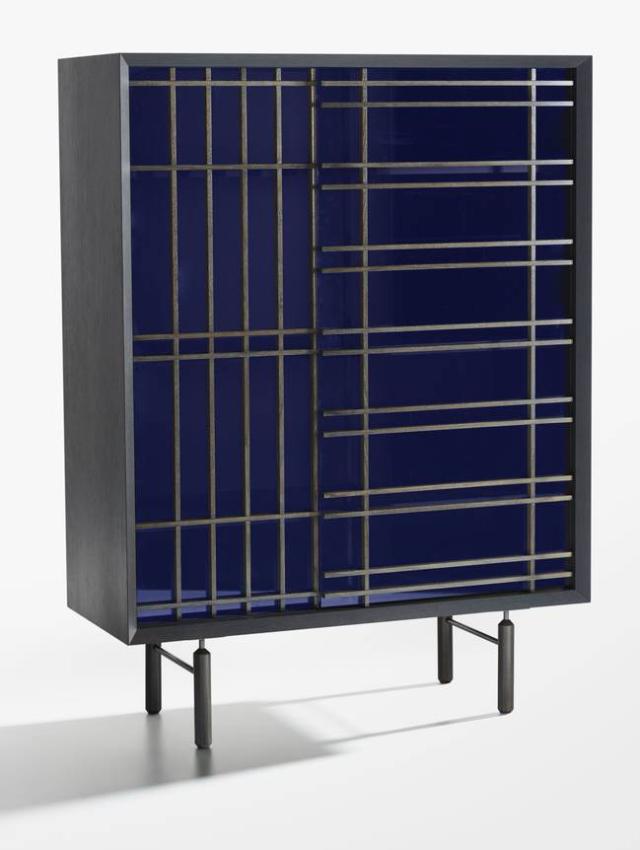 Sen di Potocco, design Chiara Andreatti, è la madia in massello di frassino che si ispira all'Oriente: le ante scorrevoli in vetro blu sono decorate dall'incrocio di griglie in frassino che creano un effetto grafico. I quattro piedini in frassino sollevano la struttura e la sospendono nel vuoto. Misura L 120 x P 50 x H 160 cm. www.potoccospa.com Sen di Potocco, design Chiara Andreatti, è la madia in massello di frassino che si ispira all'Oriente: le ante scorrevoli in vetro blu sono decorate dall'incrocio di griglie in frassino che creano un effetto grafico. I quattro piedini in frassino sollevano la struttura e la sospendono nel vuoto. Misura L 120 x P 50 x H 160 cm. www.potoccospa.com
